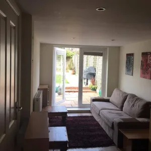 One double bedroom flat with garden and parking - Image 4
