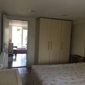 One double bedroom flat with garden and parking - Image 5