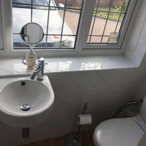 One double bedroom flat with garden and parking - Image 7