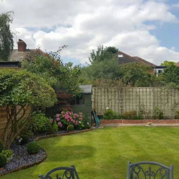 One double bedroom flat with garden and parking