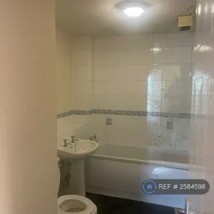 2 bedroom flat in Darlington Court, Basildon, Essex (2 bed) - Image 2