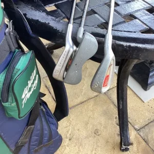 Right-handed golf set with bag, balls, and tees