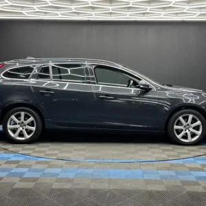 2017 Volvo V60 2.0 D2 SE Nav Auto Euro 6 Estate Diesel - Image 4