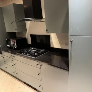 Fitted Kitchen with Walnut Cabinets and Soft-Close Drawers - Image 6
