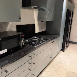 Fitted Kitchen with Walnut Cabinets and Soft-Close Drawers - Image 7
