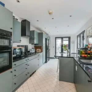 Fitted Kitchen with Walnut Cabinets and Soft-Close Drawers