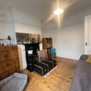 2 bedroom flat in University Road - Image 2