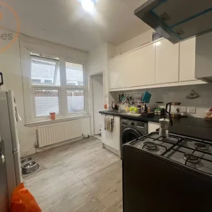 2 bedroom flat in University Road - Image 4
