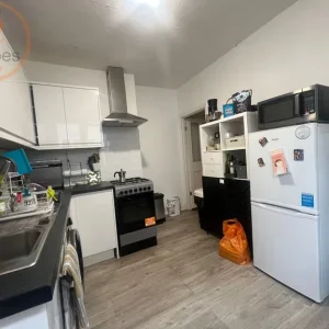 2 bedroom flat in University Road - Image 5