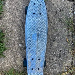 Two Barefeet silver skateboard - Image 3