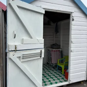 Beach hut - Image 8