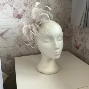 Ladies feather fascinator