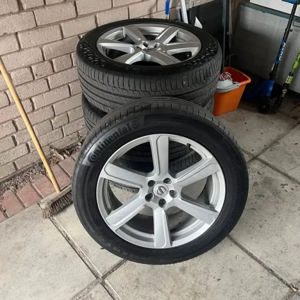 Volvo alloys with continental tyres