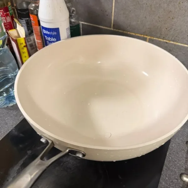 big non—stick pan with cover