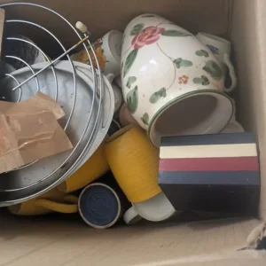 Box of crockery - Image 2