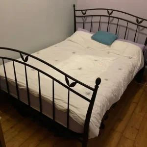 Metal frame double bed - Image 2