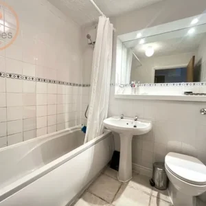 1 bedroom flat in Dolphin Court, Churchdown, Tewkesbury - Image 4