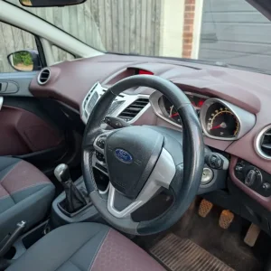 Ford Fiesta hatchback 2010 manual 1399cc 5-door - Image 8