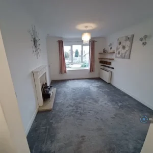 1 bedroom flat with lift and modern bathroom - Image 3