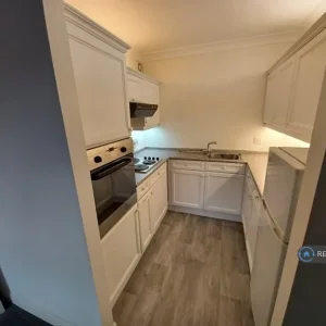 1 bedroom flat with lift and modern bathroom - Image 4