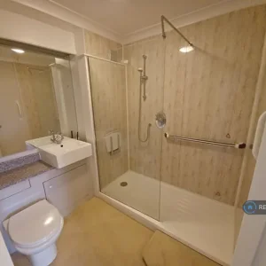 1 bedroom flat with lift and modern bathroom - Image 5