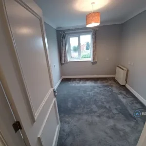 1 bedroom flat with lift and modern bathroom - Image 6
