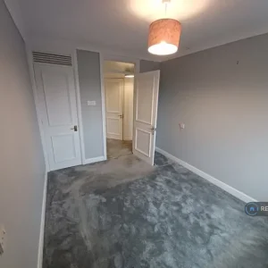 1 bedroom flat with lift and modern bathroom - Image 7