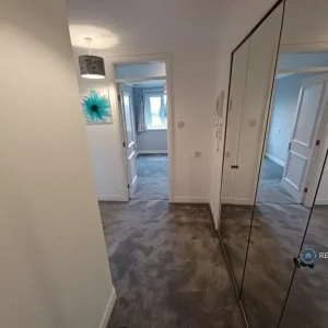 1 bedroom flat with lift and modern bathroom - Image 8