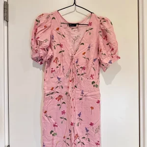 milkmaid tie up mini dress in pink print - Image 4