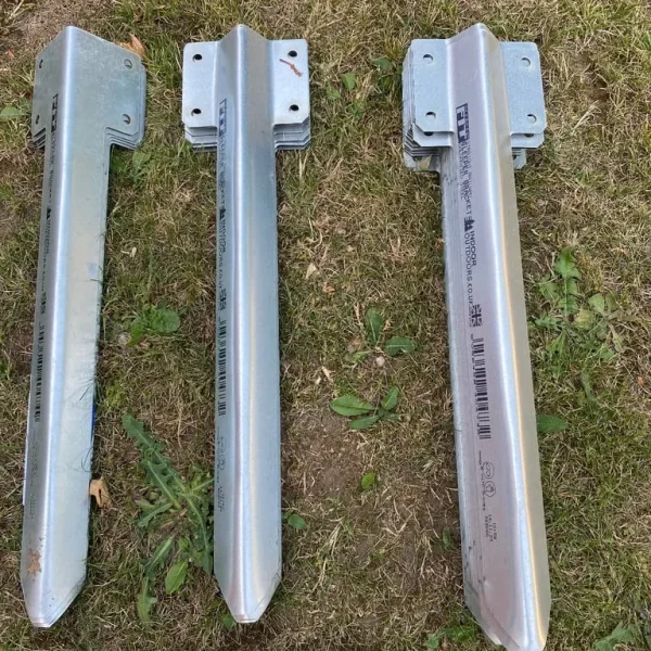 Sleeper brackets with spike