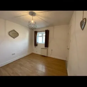 2 bedroom apartment - Image 4