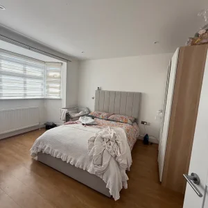 5-bedroom house with off-street parking and garden - Image 2