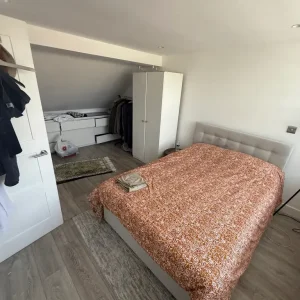 5-bedroom house with off-street parking and garden - Image 3