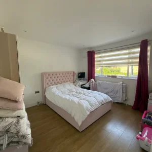 5-bedroom house with off-street parking and garden - Image 4