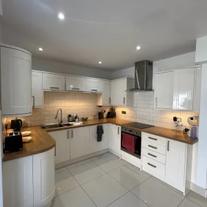 5-bedroom house with off-street parking and garden - Image 6