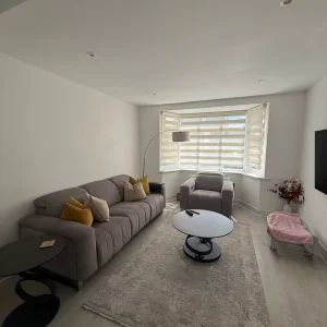 5-bedroom house with off-street parking and garden - Image 7