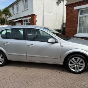 Vauxhall Astra 5 Door Hatchback 2009 Manual - Image 2