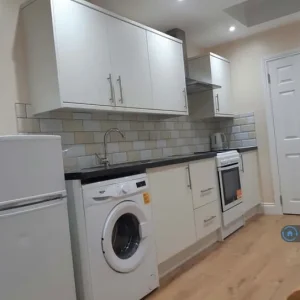 Studio flat with bathroom, furnished, near Datchet station - Image 2