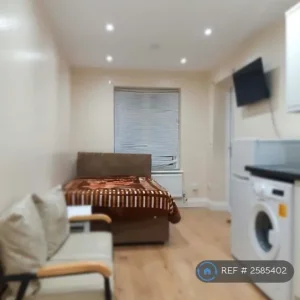 Studio flat with bathroom, furnished, near Datchet station - Image 3