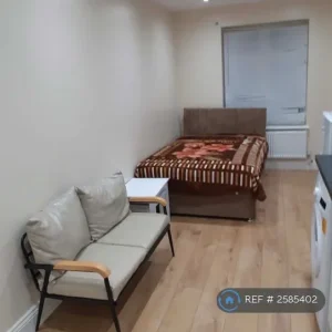 Studio flat with bathroom, furnished, near Datchet station - Image 7