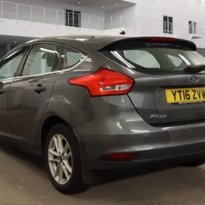 2016 Ford Focus 1.0T EcoBoost Zetec Euro 6 5-door hatchback manual - Image 2