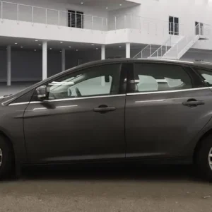 2016 Ford Focus 1.0T EcoBoost Zetec Euro 6 5-door hatchback manual - Image 3
