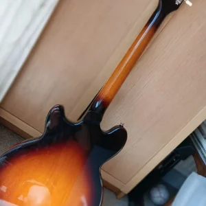 Vintage AV3P electric guitar - Image 2