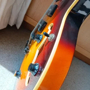 Vintage AV3P electric guitar - Image 4