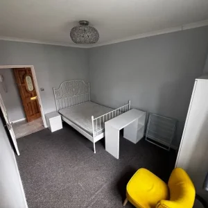 4-bedroom flat in Shadwell - Image 5