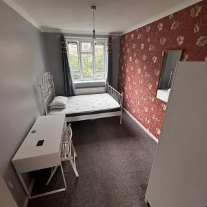 4-bedroom flat in Shadwell - Image 8