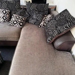 L shape corner sofa and clear glass dining table with 6 chairs - Image 3