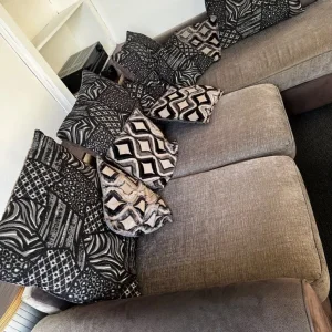 L shape corner sofa and clear glass dining table with 6 chairs - Image 4