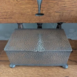 Arts and crafts planished pewter box - Image 3