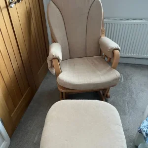 Nursing chair and matching stool - Image 2